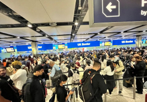 Χάος στα βρετανικά  αεροδρόμια Κατέρρευσε  ο έλεγχος διαβατηρίων.
