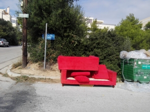Και κόκκινους <br> καναπέδες έχουμε <br> στην οδό Τριγλίας